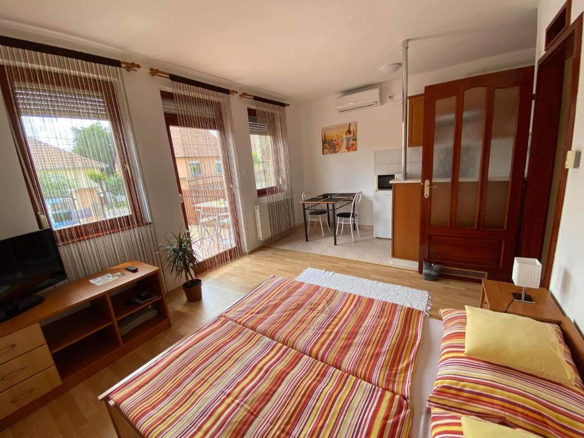 Hellasz Apartman Gyula Eksteriør bilde