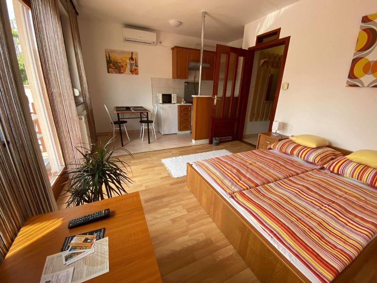 Hellasz Apartman Gyula Eksteriør bilde