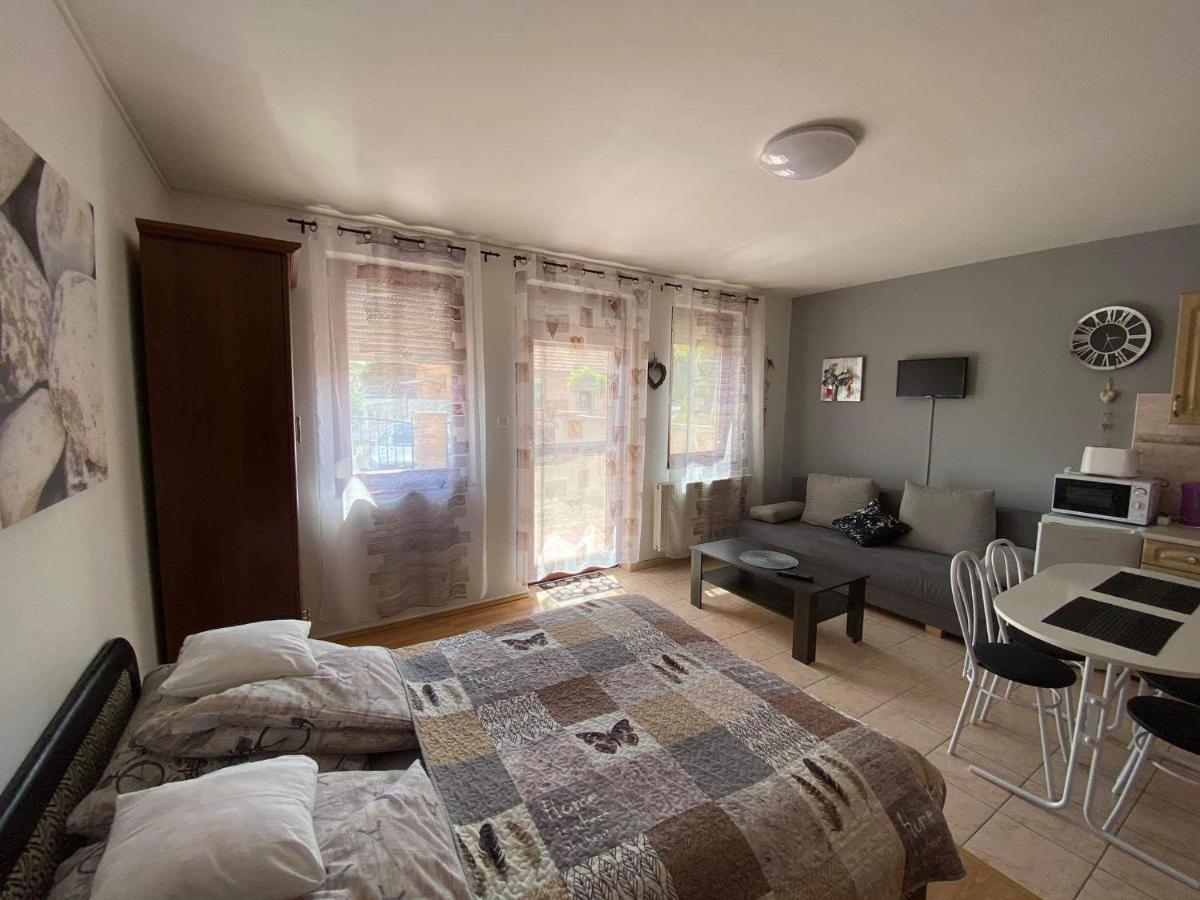 Hellasz Apartman Gyula Eksteriør bilde